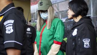 Polisi menghadirkan artis Lucinta Luna (tengah) pada rilis kasus narkoba di Polres Metro Jakarta Barat, Rabu (12/02). Lucinta Luna ditetapkan sebagai tersangka kasus kepemilikan narkoba.