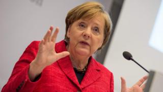 Angela Merkel dando un discruso