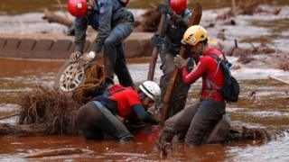 Trabalho dos bombeiros em Brumadinho