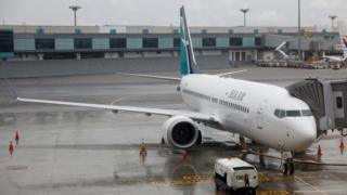 Ndege ya kampuni ya ndege ya SilkAir ikiwa uwanjani