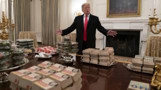 Trump önünde hamburgerlerle