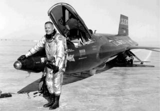 Армстронг управлял ракетным двигателем X-15 в качестве пилота-испытателя на высокоскоростной летной станции NACA, ныне Центре летных исследований НАСА Dryden.
