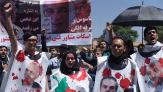 Афганские демонстранты выкрикивают антиправительственные лозунги во время протеста против правительства после катастрофического взрыва грузовика возле площади Занбак в Кабуле 2 июня 2017 года.