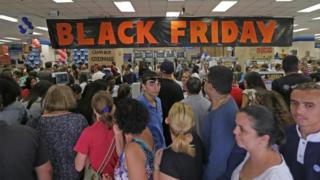 Loja com cartaz da Black Friday