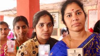 ఆంధ్రప్రదేశ్ ఎన్నికల్లో ఓటేసేందుకు క్యూలో నిలబడ్డ ఓటర్లు