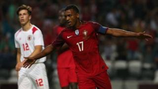Winga Luis Nani akishangalia bao