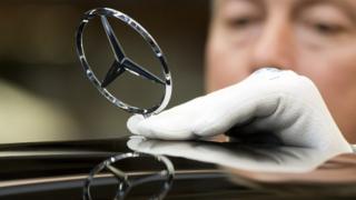 Símbolo de los autos Mercedes.