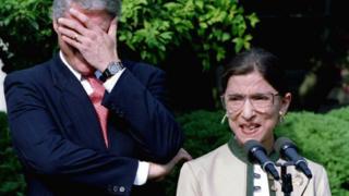 Der frühere Präsident Bill Clinton reagiert auf eine Bemerkung von Ruth Bader Ginsburg vom 3. August 1993