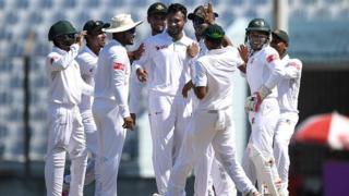 সাকিব আল হাসান অ্যালেস্টার কুকের উইকেট নেয়ার পর দলের উচ্ছ্বাস