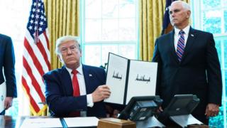 Presiden Trump di Gedung Putih menunjukkan perintah eksekutif tentang sanksi terhadap pemimpin tertinggi Iran pada 24 Juni 2019.