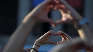 Manos en forma de corazón.
