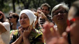 Mujeres escuchando a Juan Guaidó en Caracas, Venezuela