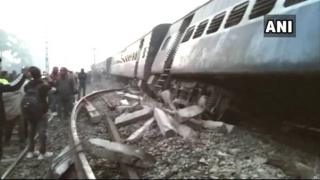 सीमांचल एक्स्प्रेस रुळावरून घसरली.
