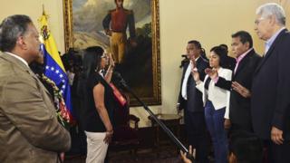 Gobernadores electos de la oposición juramentándose ante la Constituyente.