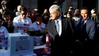 López Obrador vota en la consulta