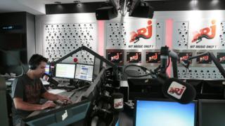 Ди-джей в эфире французской радиостанции NRJ