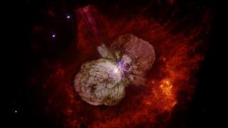 Eta Carinae, estrela mais luminosa da Via Láctea, perderá nuvem de poeira que hoje ofusca seu brilho quando vista da Terra.