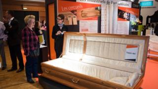 ما سر ازدهار شركات دفن الموتى بفرنسا؟