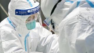 武汉大学中南医院重症隔离病房,医护人员对病人进行治疗。