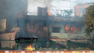 டெல்லி பஜன்புராவில் தீக்கிரையான வீடுகள்