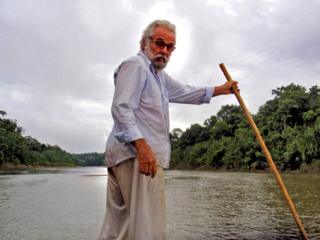 Sertanista José Meirelles em rio no Acre