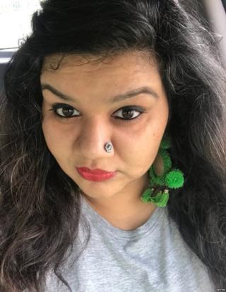 નથણી પહેરેલી યુવતી