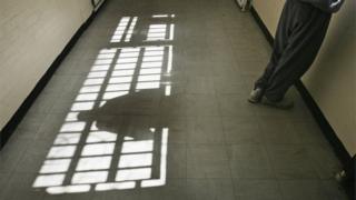 Заключенный в коридоре