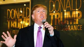 Дональд Трамп во время рекламной кампании своего одеколона