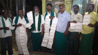 ট্রেনের টিকিট হাতে কৃষক নেতারা