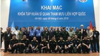 Các sỹ quan Việt Nam cùng các học viên Khóa Tập huấn Sĩ quan Tham mưu LHQ