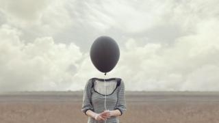 صورة تخيلية لفتاة وضع بالون مكان رأسها