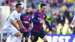 Lionel Messi (iburyo) yatsinze ibitego 36 afasha Barcelone kwegukana igikombe cya shampiyona ya Espanye - izwi nka La Liga - y'uyu mwaka