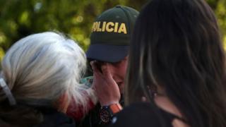 Policía llorando