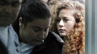 Ahed Tamini ta isa kotun da aka yanke mata hukunci ne sanye da kayan fursunoni