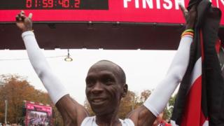 Kipchoge tras llegar a la línea de meta.