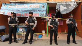 Petugas dengan bersenjata lengkap menjaga salah satu rumah terduga teroris seusai penggerebekan di Gempol, Tangerang, Banten.