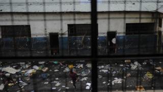 Vue de la cour déserte de la prison Muzenze de Goma en 2012 après une évasion.