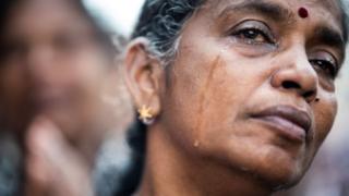 Perempuan Sri Lanka menangis
