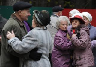 1 Ekim Dünya Yaşlılar Günü'nde Belarus'un başkenti Minsk'te dans eden yaşlılar