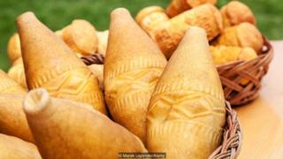 Oscypek là một pho mai có trang trí, được làm ở vùng núi Podhale ở Ba Lan.