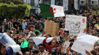 Les manifestants opposés à la tenue l'élection présidentielle ont rendu difficile la collecte de 60 000 signatures d'électeurs exigée de chacun des candidats pour le parrainage de leur candidature.