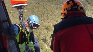 French rescuers airlift man from Pyrenees (04/04/20)