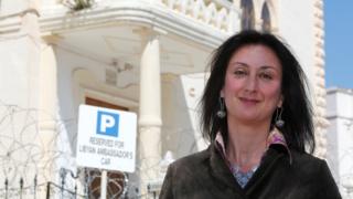 Daphne Caruana Galizia posa frente a la embajada de Libia en La Valeta, Malta, el 6 de abril de 2011.