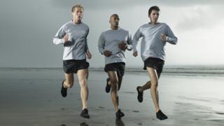 Hombres corriendo