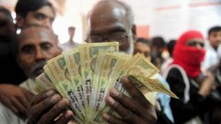 500 ரூபாய் நோட்டுகள் எண்ணுபவர்