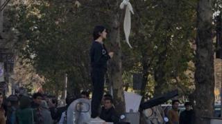 Женщина размахивает белым платком в Иране