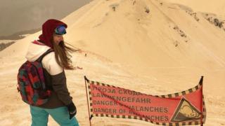 Mulher sob prancha de snowboard