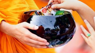 Tại Miến Điện hiến đồ ăn và tiền chủ yếu là cho nhà chùa.