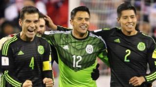 Dan wasan Mexico Rafael (daga bangaren hagu) yana murnar kwallon da ya ci