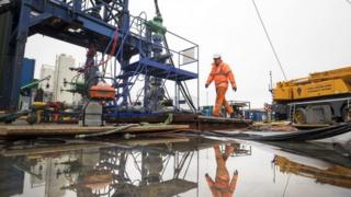 Рабочий на месте разрыва Cuadrilla на Престон Нью Роуд, Литл Плумптон